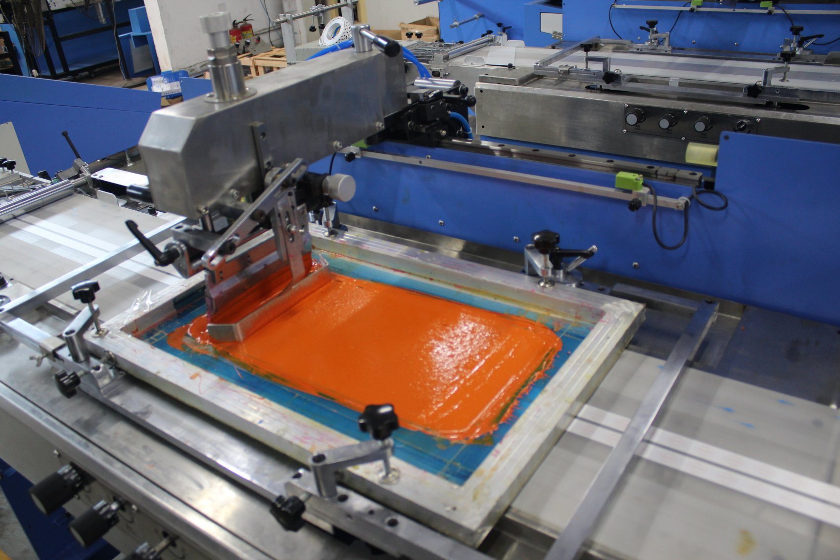 Original Factory Muti-colour Automatic Silk Screen Printing Machine -
 2 Colors Content Labels Automatic Screen Printing Machine with Enclosure for Sale – Kin Wah
